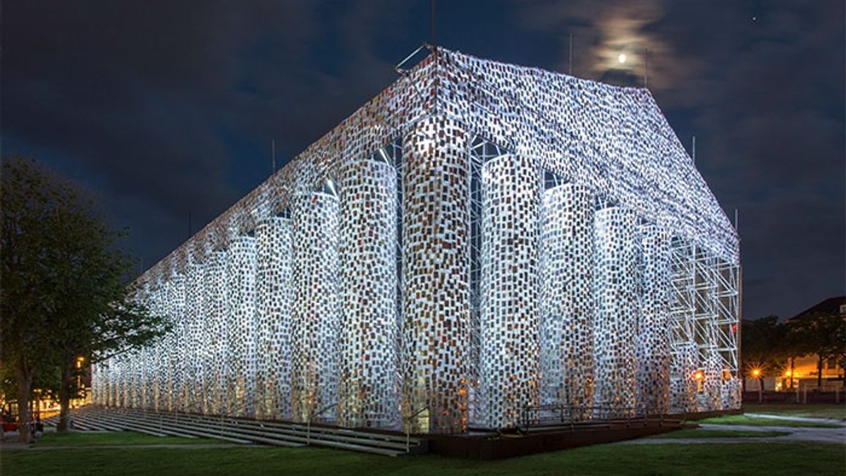 Побудували Парфенон з сотні тисяч заборонених книг - фото 1