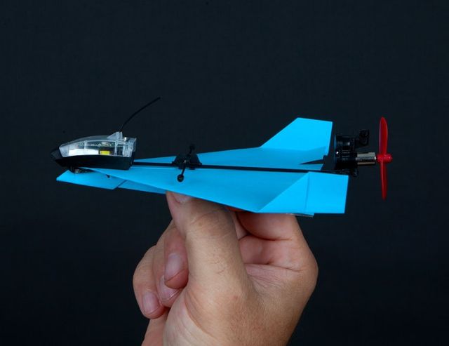 Представлений паперовий літачок, здатний виконувати пілотажні трюки: відеофакт - фото 196775