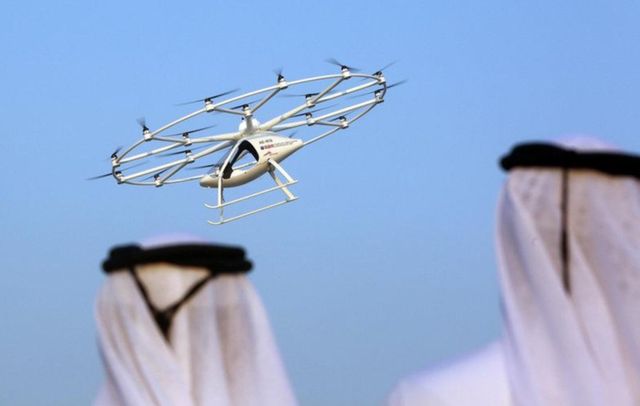 Перший політ безпілотного таксі в Дубаї: фотофакт - фото 198419