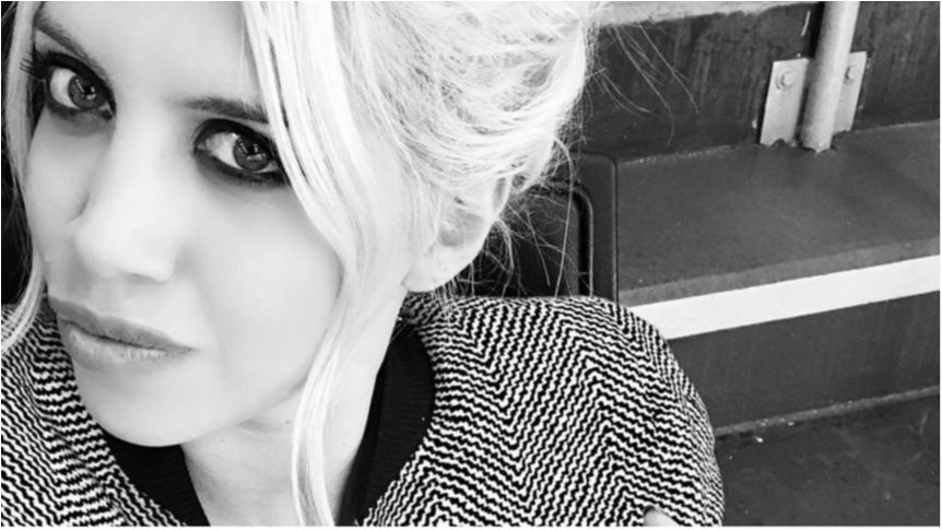 Дружина відомого футболіста роздяглася для фанатів: пікантні фото