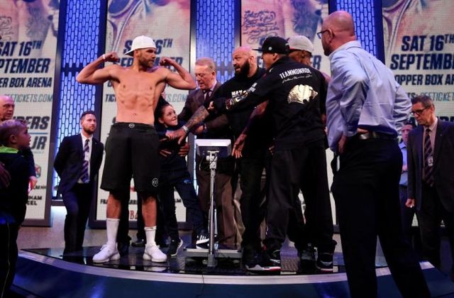 Син відомого боксера вдарив суперника нижче пояса на церемонії зважування: відеофакт - фото 196236