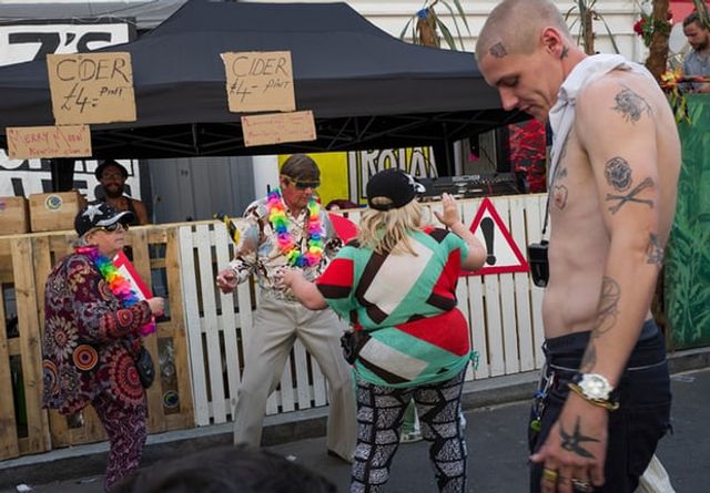 Гучний карнавал у Лондоні: яскраві вуличні фото - фото 193602