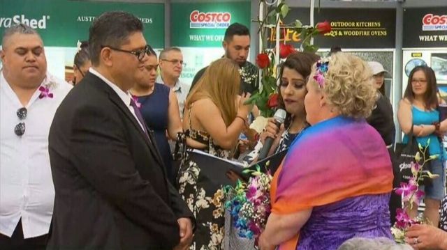 Австралійська пара взяла шлюб у супермаркеті: фотофакт - фото 198134