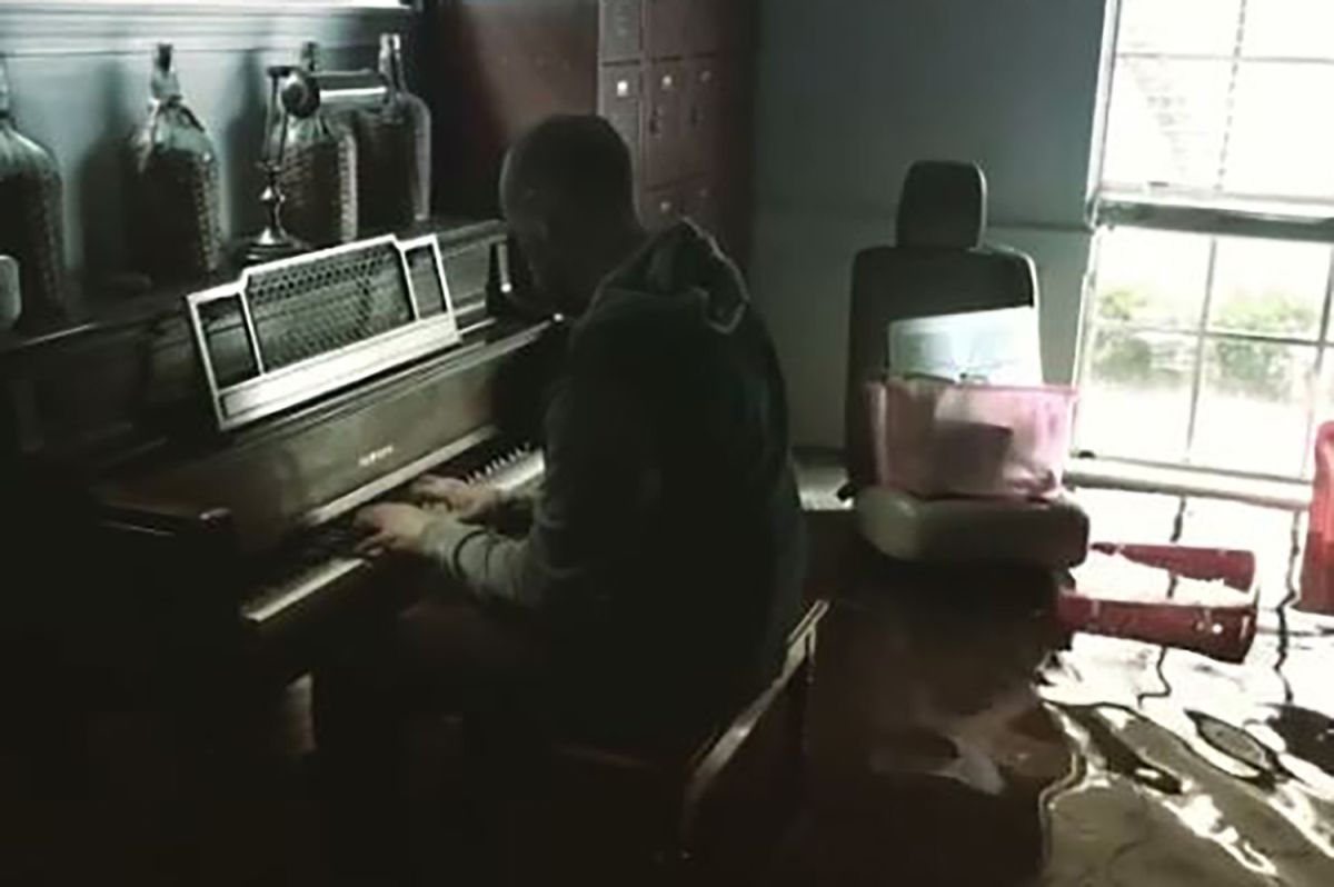 Американець грав на піаніно у затопленому домі: відеофакт
