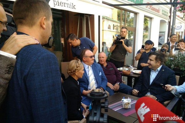 'Я довго просив її заплести косичку'. Саакашвілі розповів про свої стосунки з Тимошенко - фото 197038