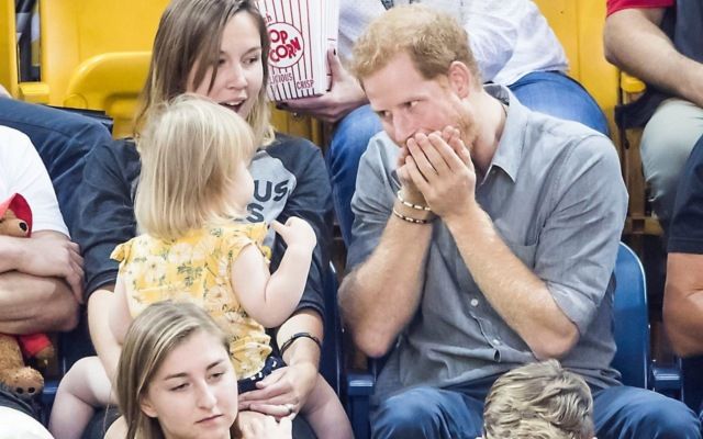 Як маленька дівчинка "вкрала" попкорн у принца Гаррі: кумедні фото - фото 198819