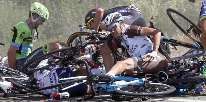 Авто спровокувало масове падіння на велогонці: відеофакт