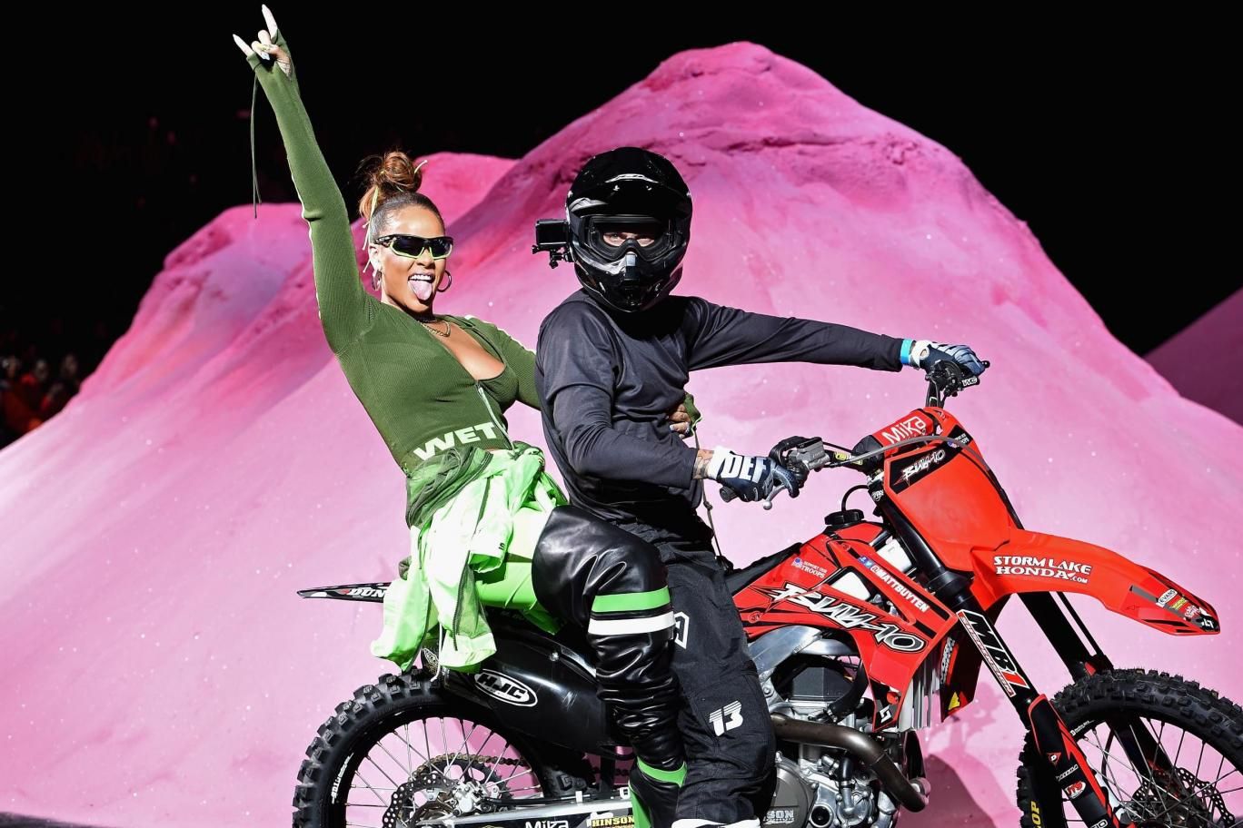 Rihanna проїхалась по подіуму на мотоциклі: відеофакт