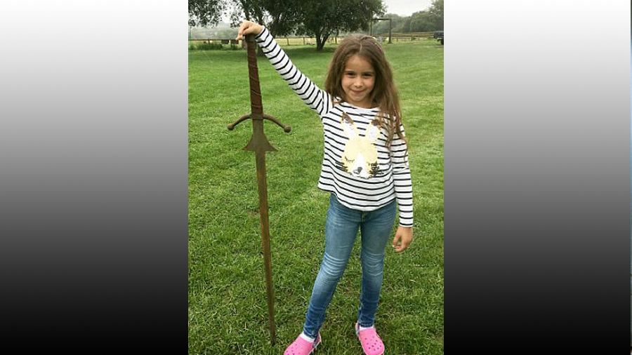 Юна британка витягла з озера "меч короля Артура"