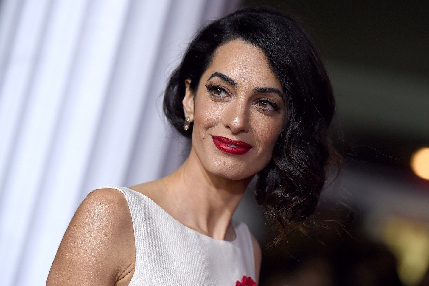 Розкішна Амаль Клуні вперше після пологів вийшла на роботу