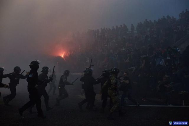 На ультрас "Карпат" завели кримінальні справи - фото 197432