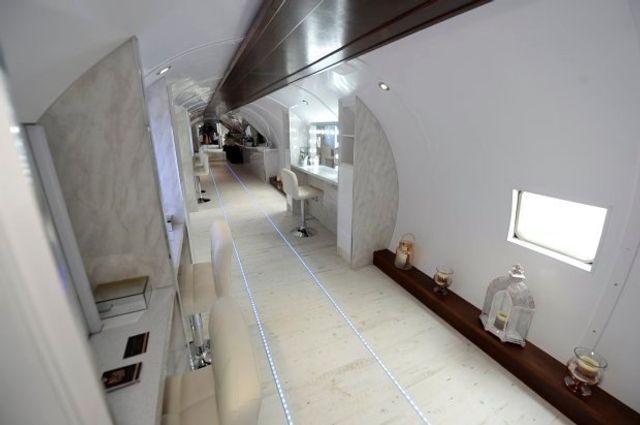 Салон краси всередині вінтажного літака: ефектні фото - фото 196048