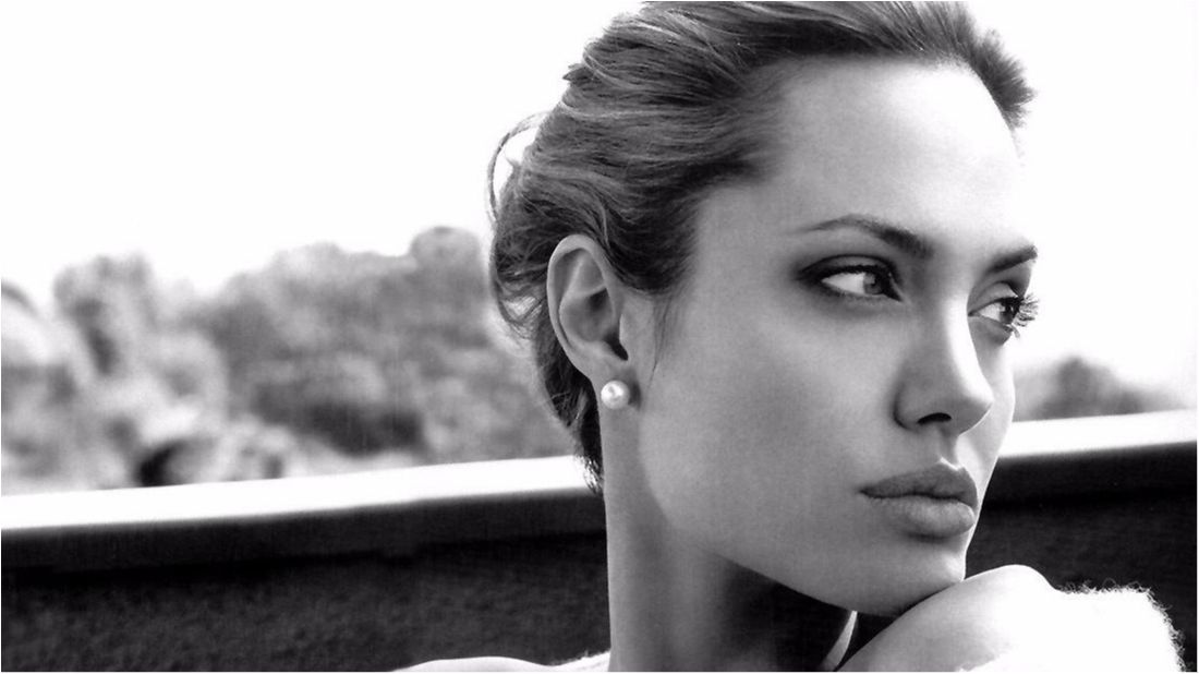 Анджеліну Джолі застали за незвичним заняттям