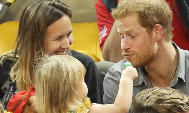 Як маленька дівчинка "вкрала" попкорн у принца Гаррі: кумедні фото - фото 198817