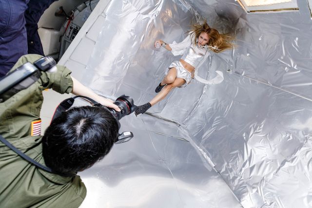 Японка влаштувала неймовірну фотосесію в невагомості - фото 196930