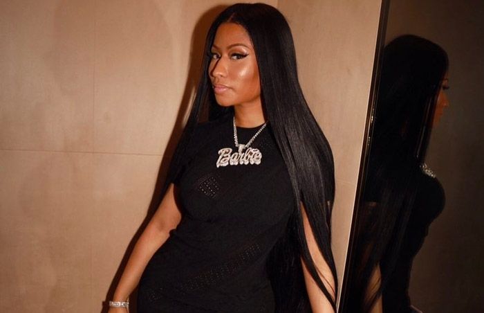 Нікі Мінаж показала Джилленхолу груди в глибокому декольте