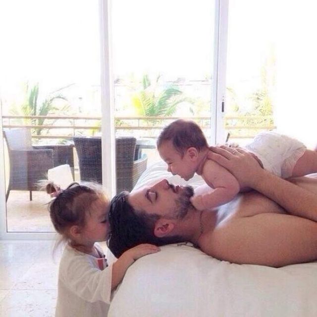 Чуттєві знімки щасливих батьків з малюками - фото 198564