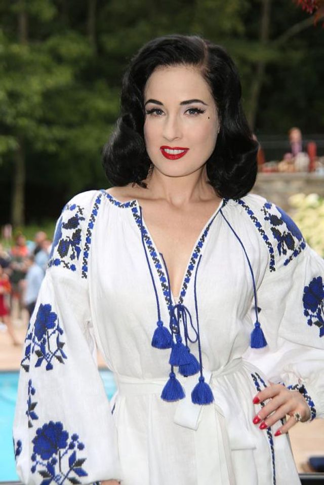 Діта фон Тіз похизувалася розкішною вишиванкою - фото 192899