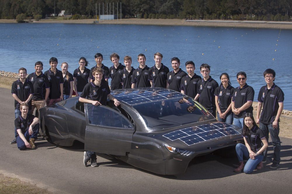 Електромобіль на сонячних батареях відправився в грандіозну подорож