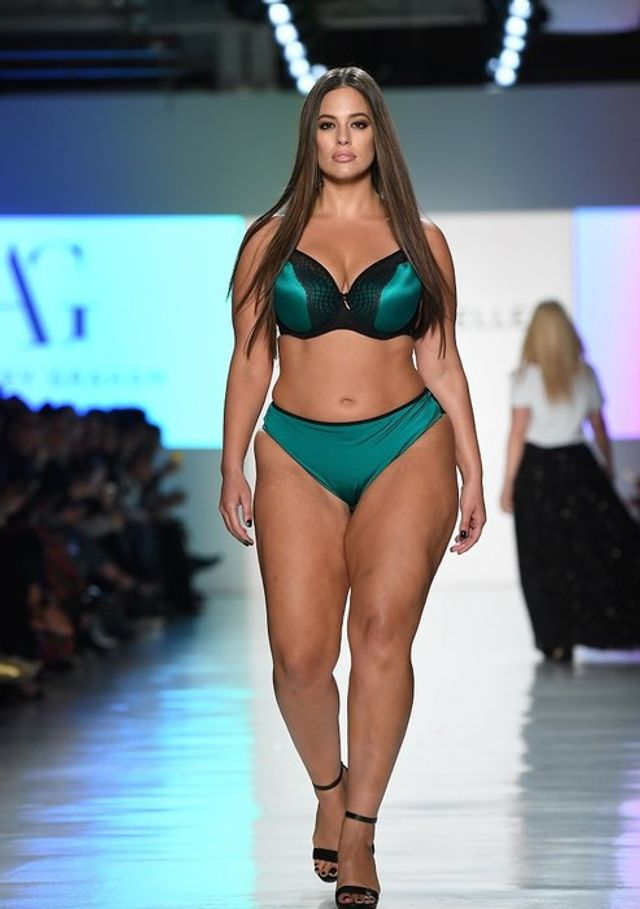 Пишнотіла модель у білизні стала зіркою Тижня моди: відверті фото - фото 195466