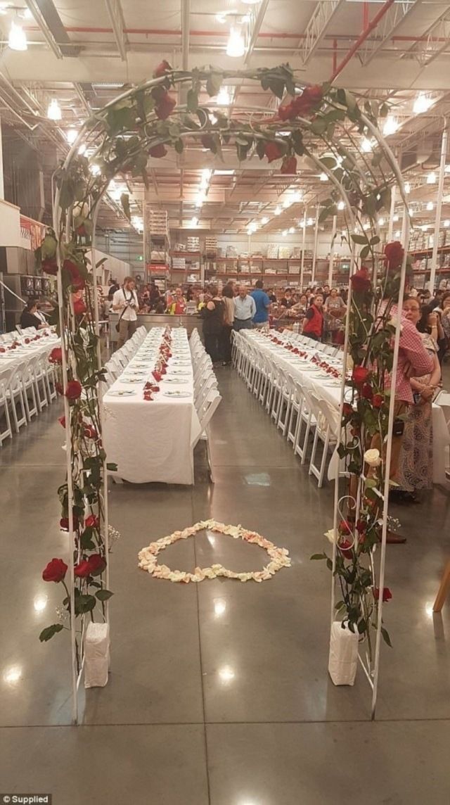 Австралійська пара взяла шлюб у супермаркеті: фотофакт - фото 198130