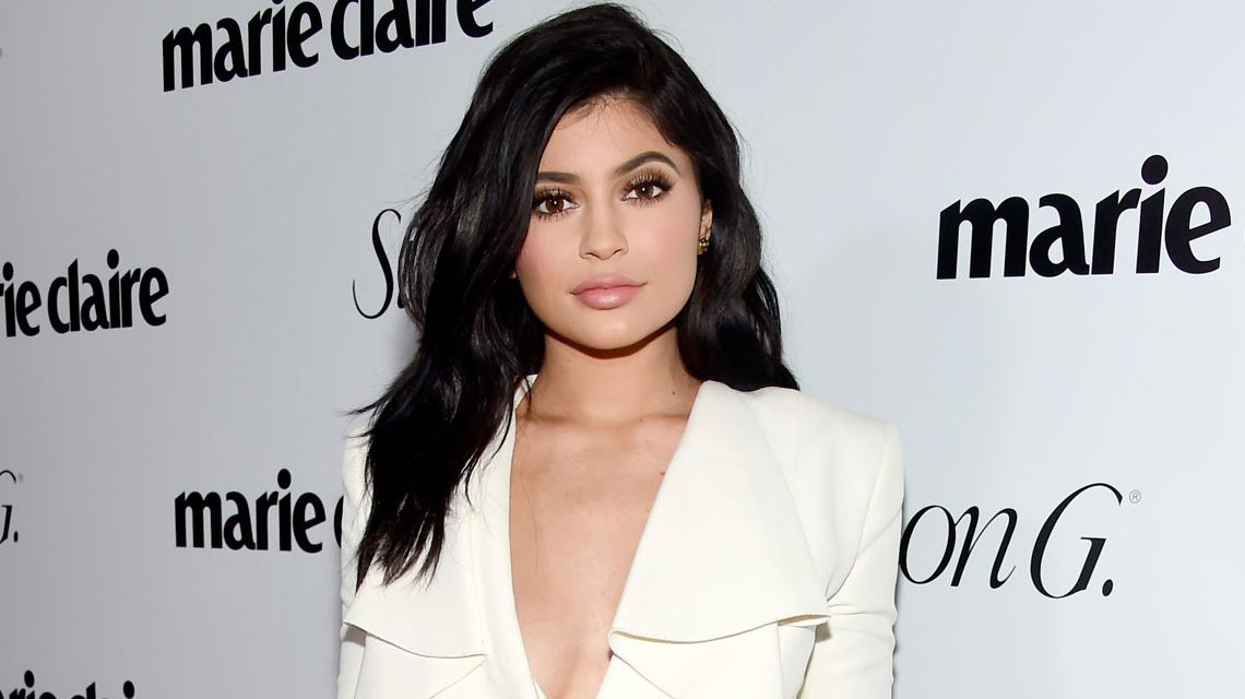 Кайлі похизувалася новою відвертою сукнею - фото 1