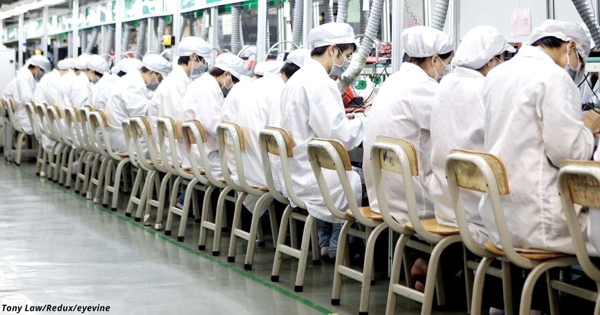 Як виглядає життя на китайських заводах, де "збирають" iPhone: шокуючі фото