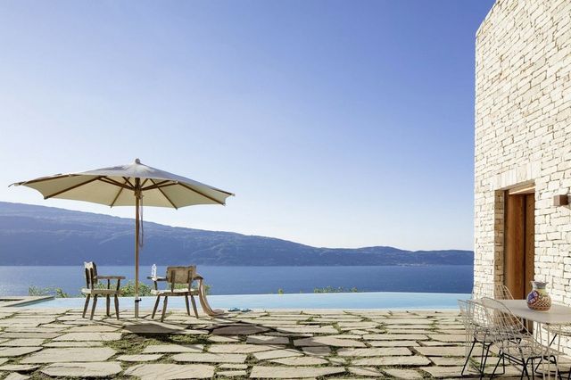 Як виглядає миле помешкання на схилі в Італії: затишні фото - фото 192921