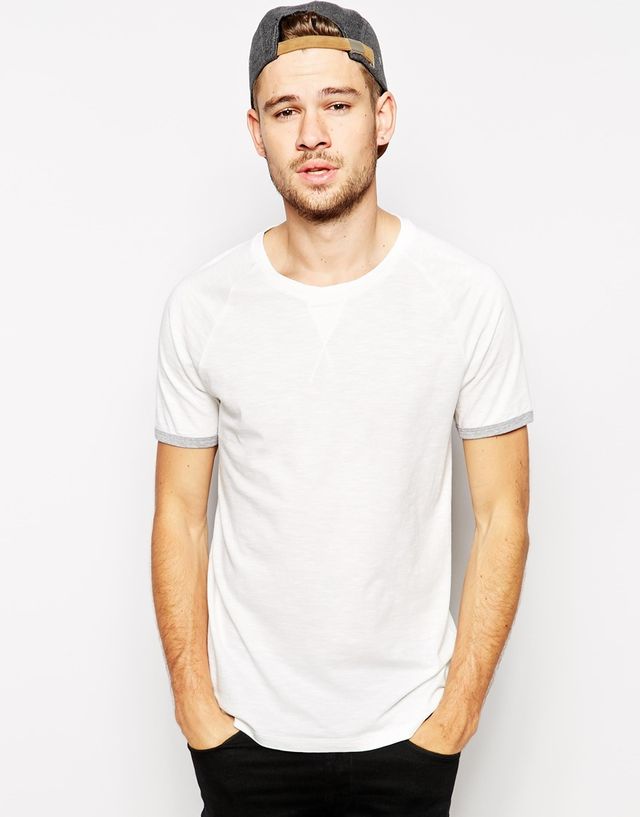 Гід по стилю. Біла футболка як базовий елемент гардеробу: стильні поєднання - фото 193851