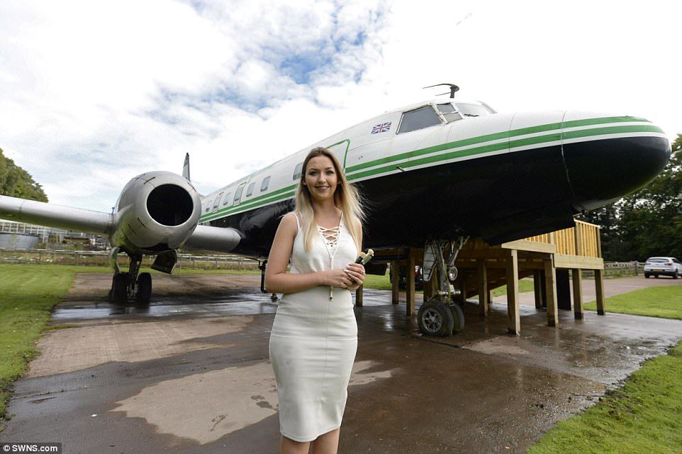 Салон краси всередині вінтажного літака: ефектні фото