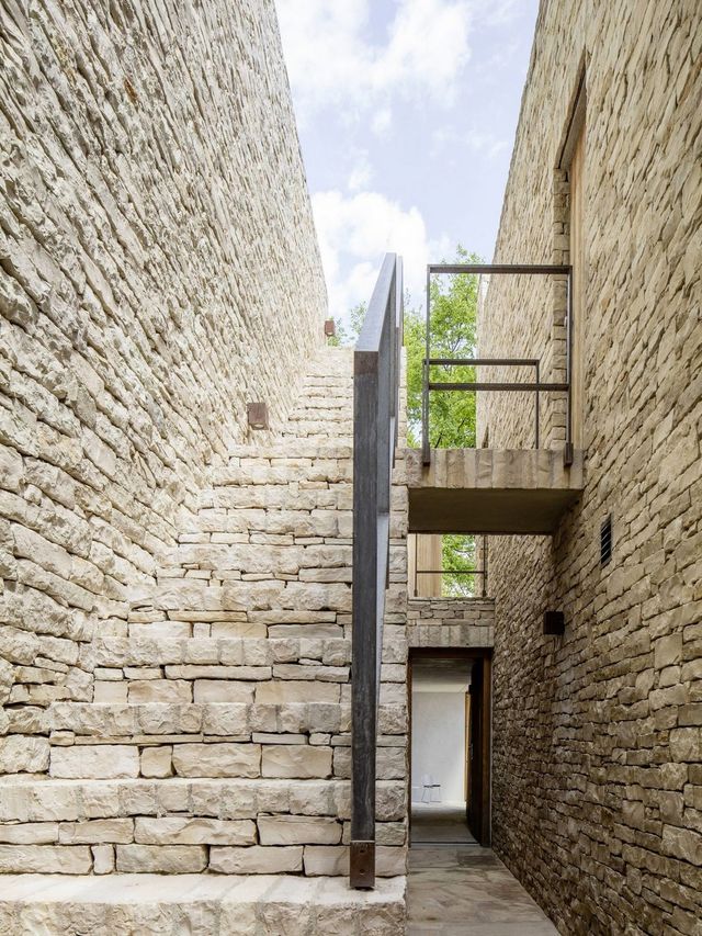 Як виглядає миле помешкання на схилі в Італії: затишні фото - фото 192925