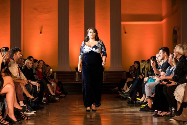 Андре Тан вивів на подіум дівчат з фігурами plus-size - фото 194656