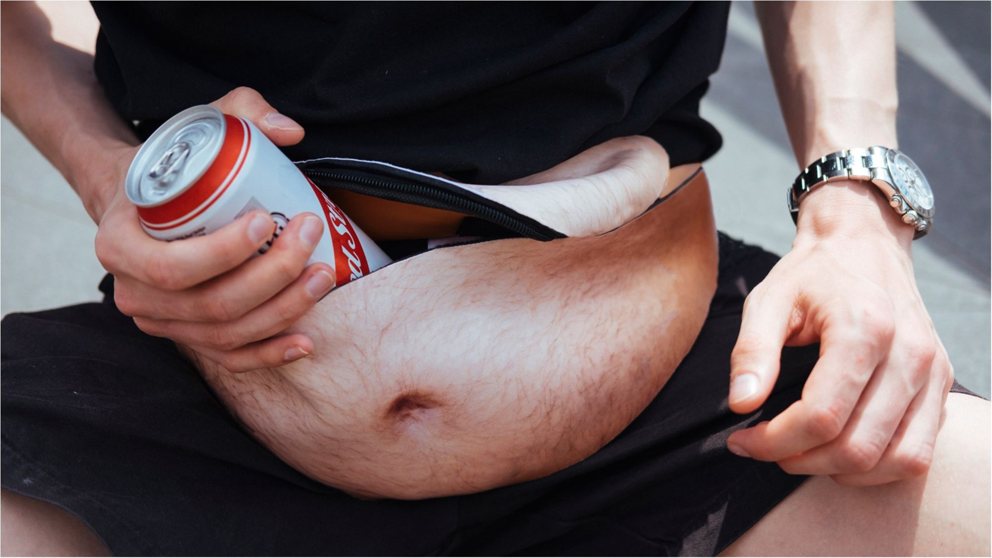 Пивний живіт: гидкі сумки на пояс стали хітом мережі