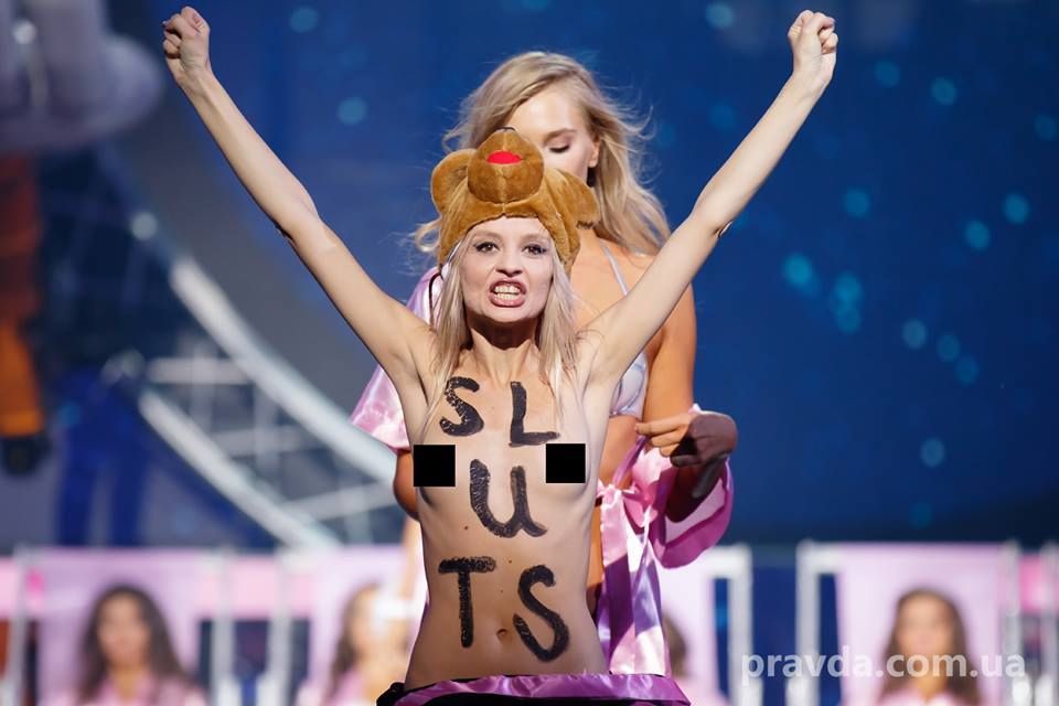 Напівоголена активістка Femen ледь не зірвала конкурс "Міс Україна": відео (18+)