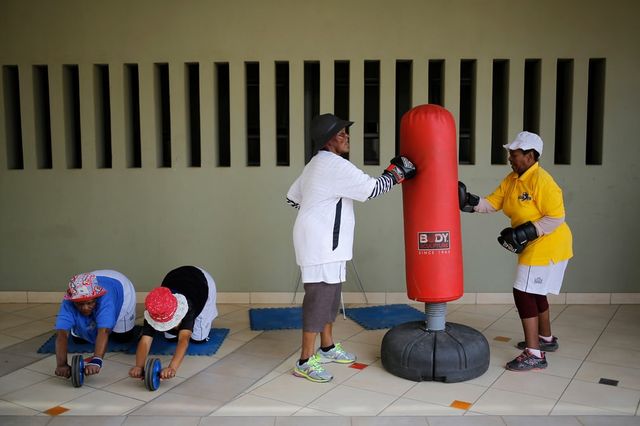 Як виглядають бабусі-боксери у Південній Африці: вражаючі фото - фото 197732