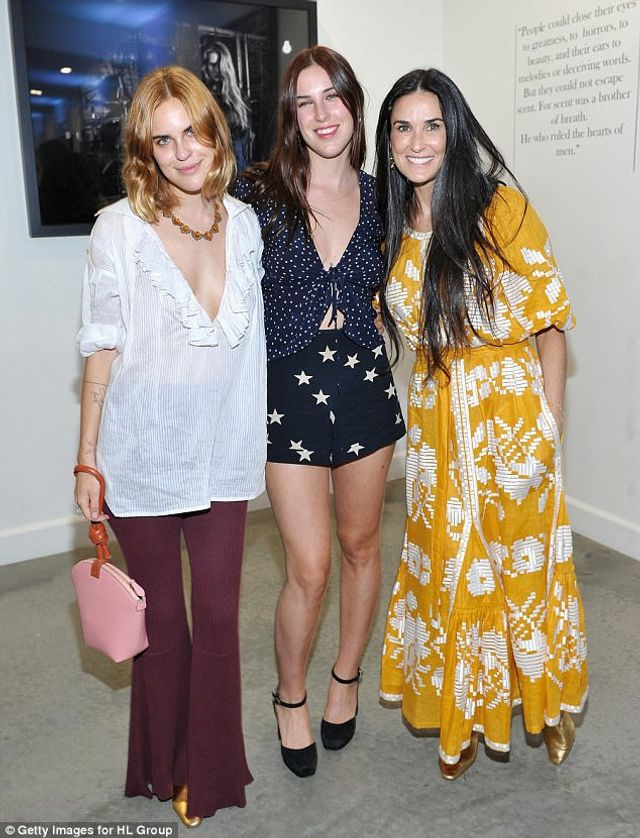 Демі Мур похизувалася розкішною вишиванкою - фото 194690