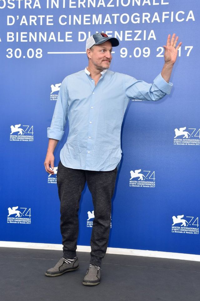 Найкращі наряди акторів на Венеційському кінофестивалі: фоторепортаж - фото 193976