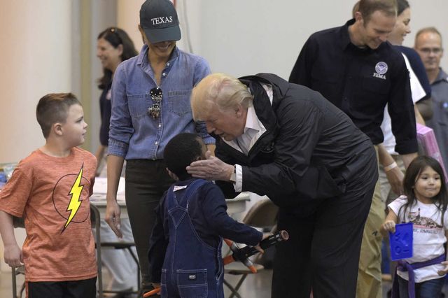 Трамп відвідав постраждалі від урагану Техас і Луїзіану - фото 193287