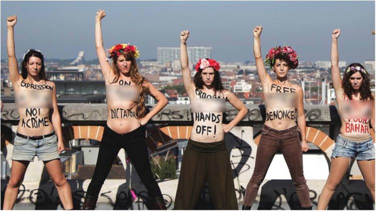 Активістка Femen оголилася біля Ради