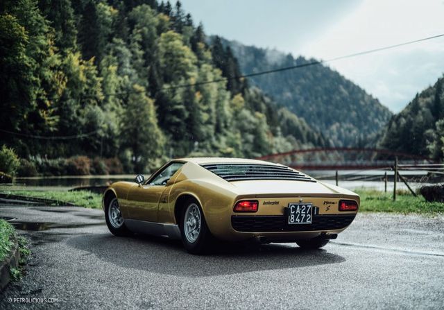 Найяскравіші суперкари Lamborghini зібрали на конкурсі краси - фото 197929