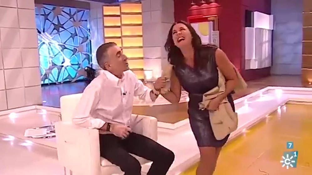 Ведучий зненацька розрізав сукню своєї колеги під час прямого ефіру: курйозне відео