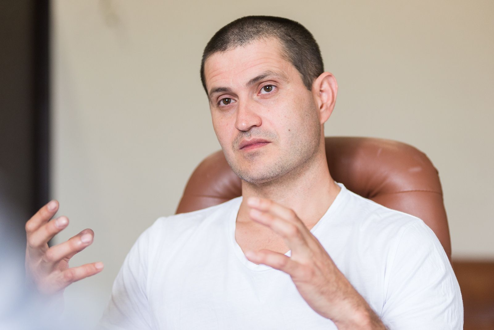 "Це – бл*ді". Режисер жорстко висловився про українських співаків, які виступають у Росії