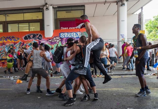Гучний карнавал у Лондоні: яскраві вуличні фото - фото 193595
