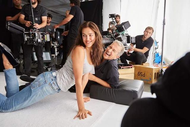 Ірина Шейк і Дакота Джонсон знялися в незвичайній рекламі спідньої білизни: фото - фото 195637