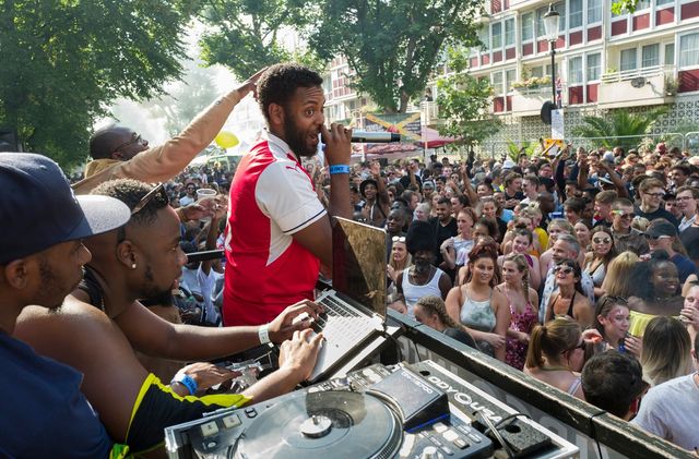 Гучний карнавал у Лондоні: яскраві вуличні фото - фото 193605