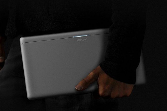 У Samsung може з'явитися ноутбук з нішею під смартфон: фотофакт