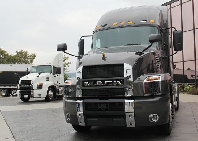 У США створили інноваційний тягач Mack Anthem - фото 196454