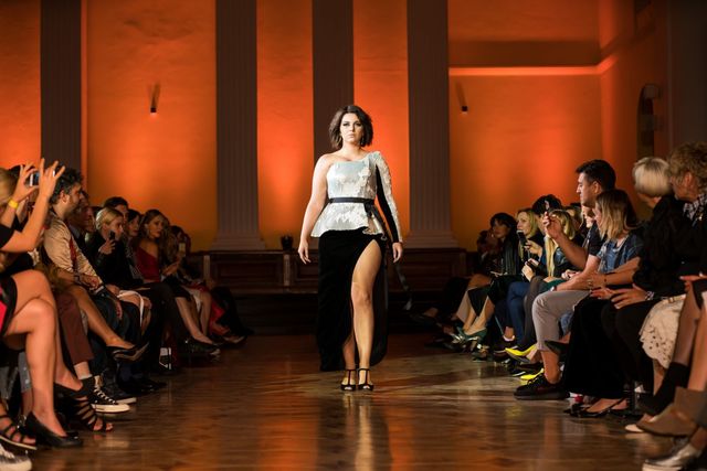 Андре Тан вивів на подіум дівчат з фігурами plus-size - фото 194657