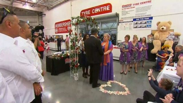 Австралійська пара взяла шлюб у супермаркеті: фотофакт - фото 198133