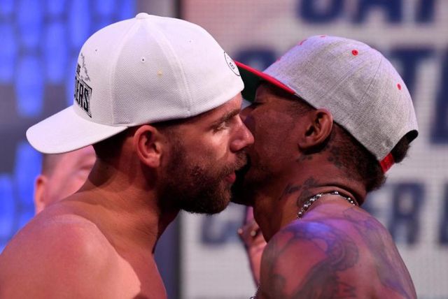 Син відомого боксера вдарив суперника нижче пояса на церемонії зважування: відеофакт - фото 196235